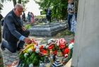 Wicemarszałek Ryszard Pagacz klęczy przed pomnikiem. Przed nim widoczny wieniec.
