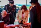 Jadwiga Wójtowicz wbija pamiątkowy gwóźdź w sztandar.