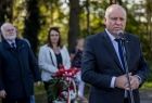 Wicemarszałek Ryszard Pagacz stoi mikrofonie. Z tyłu widoczni inni ludzie.