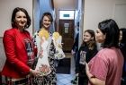 Marta Malec-Lech z zarządu województwa trzyma w rękach anioła wykonanego przez podopiecznych placówki Słoneczny Dom.