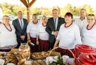 Wicemarszałek Ryszard Pagacz stoi z innymi ludźmi.