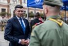 Marszałek Łukasz Smółka rozmawia z harcerzem.