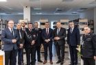 Wicemarszałek Ryszard Gawron stoi ze strażakami w bibliotece.
