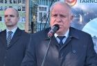 Wicemarszałek Ryszard Pagacz stoi przy mikrofonie.