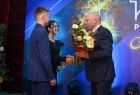Wicemarszałek Ryszard Pagacz wręcza kwiaty.