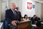 Wicemarszałek Ryszard Gawron stoi przy mikrofonie.