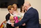Wicemarszałek Ryszard Pagacz przekazuje dyrektor podarunek.