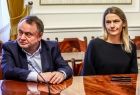 Kobieta i mężczyzna siedzą przy stole.