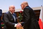 Wicemarszałek Ryszard Pagacz podaje rękę mężczyźnie.