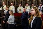 Wicemarszałek Ryszard Pagacz stoi w katerze. Dookoła widoczni ludzie.
