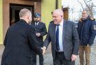 Wicemarszałek Ryszard Pagacz podaje rękę strażakowi.