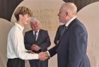 Wicemarszałek Ryszard Pagacz podaje rękę chłopcu.