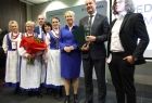 Iwona Gibas z zarządu województwa stoi z Kołem Gospodyń Wiejskich.
