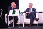 Wicemarszałek Ryszard Pagacz siedzi na scenie podczas konferencji.