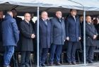 Wicemarszałek Ryszard Pagacz stoi pod namiotem. Obok stoją inni ludzie.