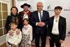 Wicemarszałek Ryszard Pagacz stoi z uczestnikami wydarzenia przebranymi w stroje regionalne.