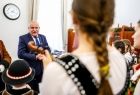 Wicemarszałek Ryszard Pagacz podaje rękę góralowi. stoi przed góralami.