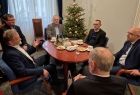 Przewodniczący SWM prof. Jan Tadeusz Duda i radni województwa Rafał Stuglik i Grzegorz Biedroń siedzą przy stole.