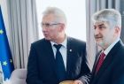 Pan Jerzy Kopeć odbiera upominek od Wiceministra ds. Rozwoju Gospodarczego, Pana Rashida Al Balooshima