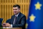 Marszałek Łukasz Smółka siedzi przy stole.