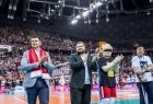 Marszałek Łukasz Smółka bije brawo stojąc na płycie hali. Obok stoją inni ludzie.