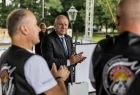 Wicemarszałek Ryszard Pagacz rozmawia z motocyklistami.