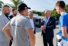 Wicemarszałek Ryszard Pagacz stoi z mężczyznami.