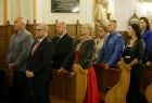 Iwona Gibas z zarządu województwa, wojewoda Krzysztof Jan Klęczar oraz burmistrz Kęt Marcin Śliwa biorący udział w nabożeństwie 