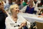 Iwona Gibas z zarządu województwa obserwująca i oklaskująca występ osieckiego zespołu Kotlina 
