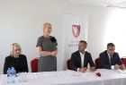 Do uczestników spotkania zwraca się członek zarządu województwa Iwona Gibas