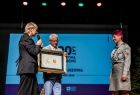 Iwona Gibas z zarządu województwa oraz radny województwa Tadeusz Arkit wręczają komendant hufca nagrodę samorządu województwa Złoty Medal Polonia Minor
