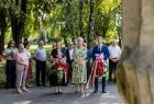 Iwona Gibas z Zarządu Województwa Małopolskiego, Teresa Jankowska wicestarosta powiatu oświęcimskiego oraz Łukasz Kobielusz zastępca burmistrza Brzeszcz stojący z kwiatami przed pomnikiem ofiar podobozu KL Auschwitz - Jawischowitz