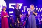 Witający wspólnie publiczność Iwona Gibas z zarządu województwa, dyrektor Marta Mordarska oraz burmistrz Krynicy Piotr Ryba 