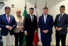 Marszałek Łukasz Smółka, Ambasador Robert Rostek, Grzegorz Biedroń – prezes Małopolskiej Organizacji Turystycznej, Rafał Kosowski i Dawid Gleń.