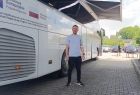 krwiodawca na tle krwiobusa