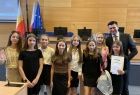 Wicemarszałek Łukasz Smółka z laureatkami konkursu