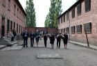 Iwona Gibas z zarządu województwa wraz prezydentem Oświęcimia Januszem Chwierutem, starostą oświęcimskim Andrzejem Skrzypińskim oraz oświęcimskimi samorządowcami składa kwiaty przed Ścianą Śmierci w byłym niemieckim obozie koncentracyjnym Auschwitz 