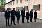 Iwona Gibas wraz prezydentem Oświęcimia Januszem Chwierutem, starostą oświęcimskim Andrzejem Skrzypińskim oraz oświęcimskimi samorządowcami stojący z pochylonymi głowami przed Ścianą Śmierci w byłym niemieckim obozie koncentracyjnym Auschwitz