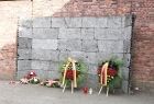 Ściana Śmierci na terenie Państwowego Muzeum Auschwitz-Birkenau w Oświęcimiu