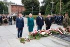 Iwona Gibas z zarządu województwa wraz z oświęcimskimi radnymi składa wiązankę na Grobie Nieznanego Żołnierza w Oświęcimiu