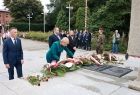 Iwona Gibas z zarządu województwa wraz z oświęcimskimi radnymi składa wiązankę na Grobie Nieznanego Żołnierza w Oświęcimiu