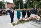 Iwona Gibas z zarządu województwa wraz z radnymi z Oświęcimia oddaje hołd bohaterom przed Grobem Nieznanego Żołnierza w Oświęcimiu