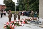 Salutujący oficerowie przed Grobem Nieznanego Żołnierza w Oświęcimiu