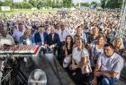 Tłum ludzi pod sceną. Na niej marszałek Łukasz Smółka z innymi.