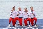 w klęku z medalami
