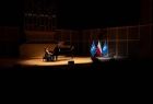 Pianistka na scenie.