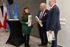 Wicemarszałek Ryszard Pagacz z dwiema osobami w kuluarach. 