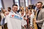 Marszałek Łukasz Smółka trzyma białą koszulkę z napisem I love Balin.