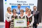 Zwycięzcy z sołectwa Węglówka stoją z marszałkiem Łukaszem Smółką.