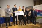 Iwona Gibas z Zarządu Województwa Małopolskiego prezentuje wraz z zarządem powiatu oświęcimskiego symboliczny czek na 4 miliony złotych